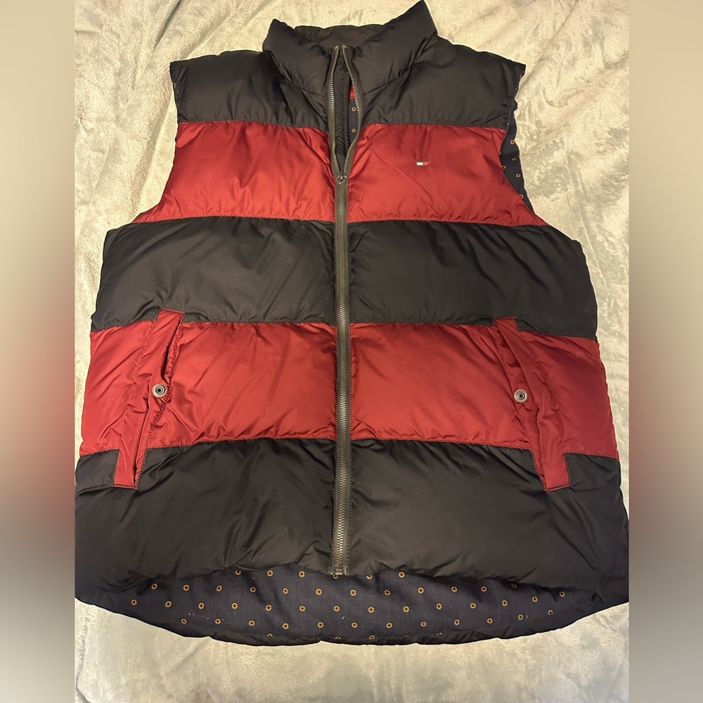 Tommy Hilfiger Men's Black and Red Puffer Vest - Picture 3 of 7